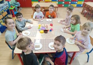 WARSZTATY ARTYSTYCZNE W PRZEDSZKOLU - ,,LEPIENIE Z GLINY''