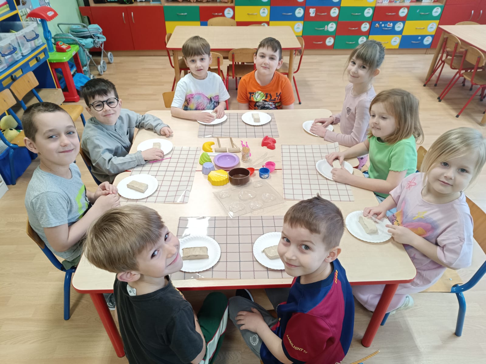 WARSZTATY ARTYSTYCZNE W PRZEDSZKOLU - ,,LEPIENIE Z GLINY''