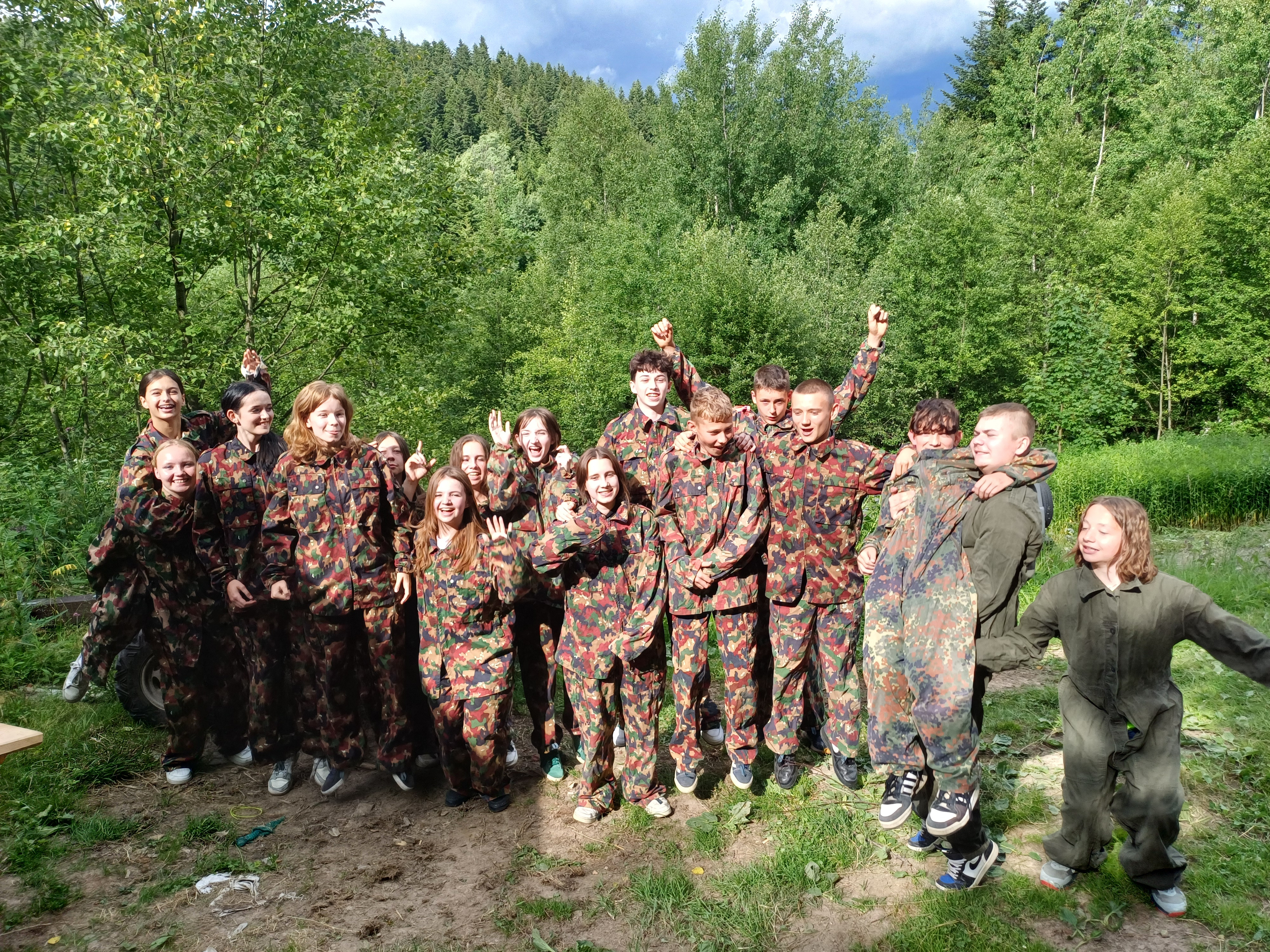 Pożegnanie ósmoklasistów z przygodą, śmiechem i paintballem! 🎉🎓