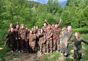 Pożegnanie ósmoklasistów z przygodą, śmiechem i paintballem! 🎉🎓