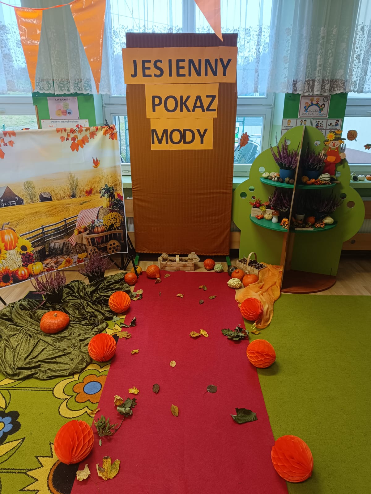 Jesienny Pokaz Mody i Tydzie艅 Jesiennych Zabaw w Naszym Przedszkolu 馃崅