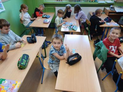 Uczniowie zapisują hasła motywacyjne na kokardkach.