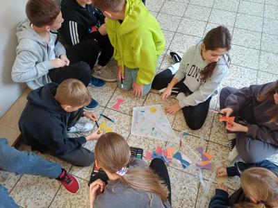 Dzieci ozdabiają klasowy latawiec.