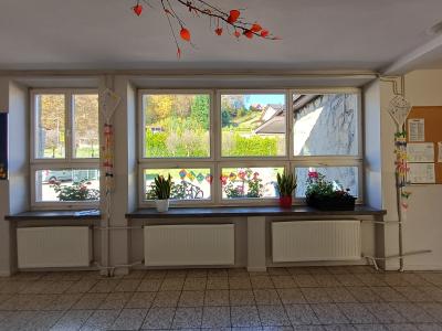 Witrażowe latawce ozdabiają okna, a klasowe latawce ściany.