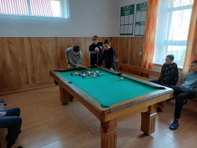 Uczniowie grają w bilarda.