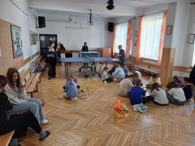 Uczniowie grają w  gry planszowe i tenisa stołowego.