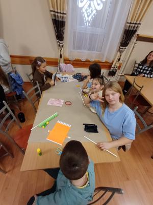 Uczniowie wykonują plakat na temat uzależnień.