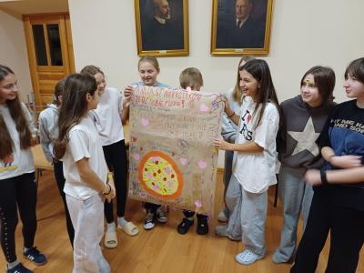 Uczniowie prezentują plakat o uzależnieniach.