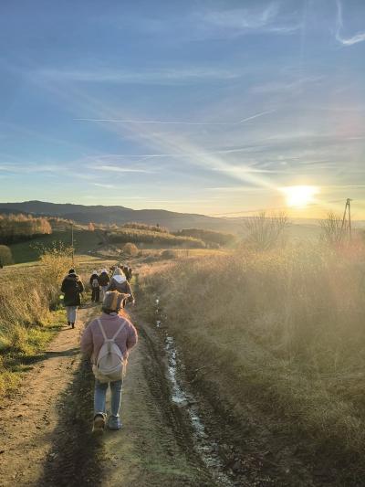 Uczniowie spacerują wśród pól.