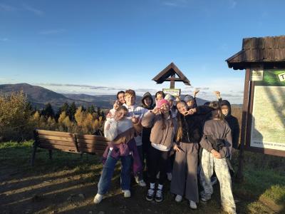 Uczniowie stoją na szczycie Potaczkowej Góry.