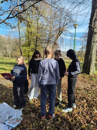 Uczniowie podczas warsztatów w Gorczańskim Parku Narodowym - wśród drzew.