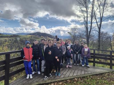Uczniowie stoją na punkcie widokowym w Gorczańskim Parku Narodowym.