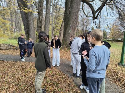 Uczniowie podczas warsztatów w Gorczańskim Parku Narodowym - wśród drzew.