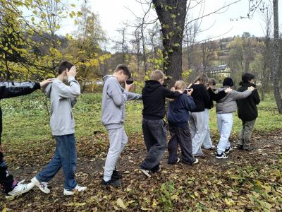 Uczniowie podczas warsztatów w Gorczańskim Parku Narodowym - wśród drzew.
