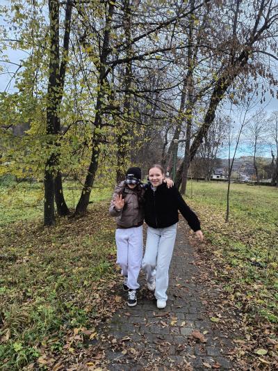 Uczniowie podczas warsztatów w Gorczańskim Parku Narodowym - wśród drzew, mają zawiązane oczy.