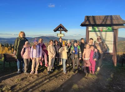 Uczniowie stoją na szczycie Potaczkowej Góry.