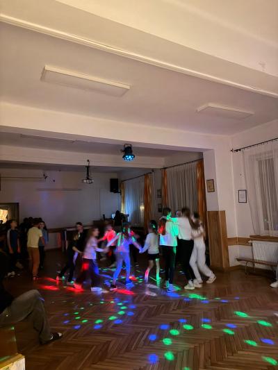 Uczniowie tańczą na dyskotece.