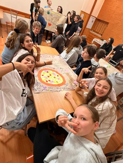 Uczniowie wykonują plakat na temat uzależnień.