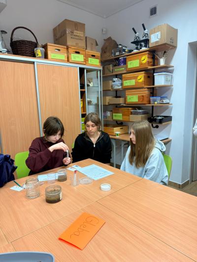 Uczniowie podczas warsztatów w Gorczańskim Parku Narodowym - praca z odczynnikami i barwnikami.