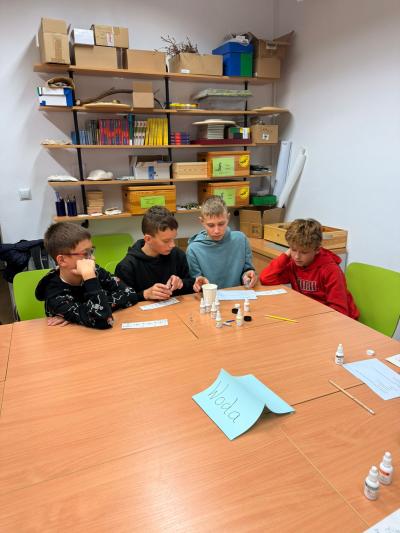 Uczniowie podczas warsztatów w Gorczańskim Parku Narodowym - praca z odczynnikami i barwnikami.