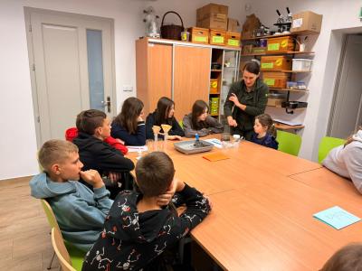 Uczniowie podczas warsztatów w Gorczańskim Parku Narodowym -w budynku.