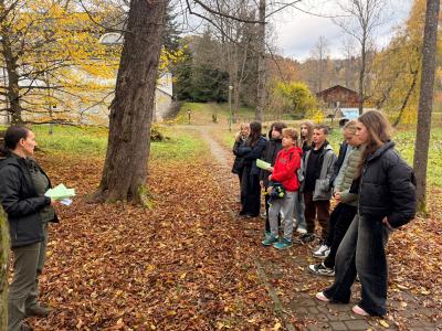 Uczniowie podczas warsztatów w Gorczańskim Parku Narodowym - wśród drzew.