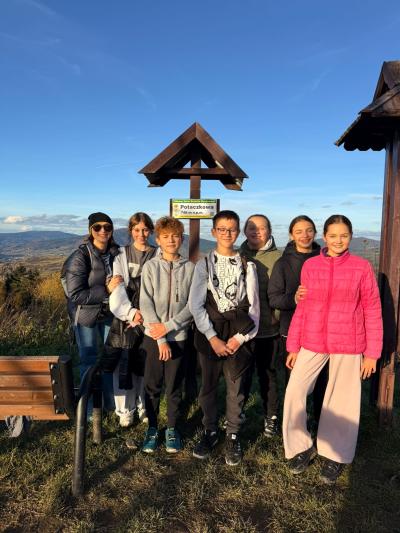 Uczniowie stoją na szczycie Potaczkowej Góry.