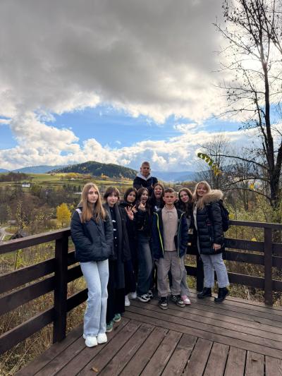 Uczniowie stoją na punkcie widokowym w Gorczańskim Parku Narodowym.