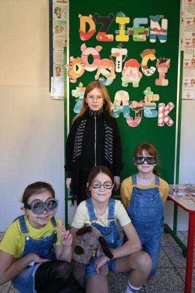 Fotobudka: dzieci  przebrane za postacie z bajek.