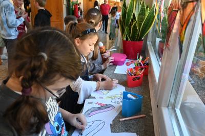 Uczniowie kolorują  bajkowe rysunki.