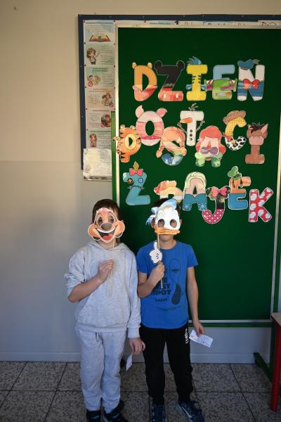 Fotobudka: dzieci stoją przebrane za postacie z bajek.