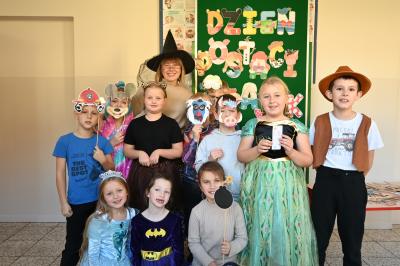 Fotobudka: dzieci stoją przebrane za postacie z bajek.