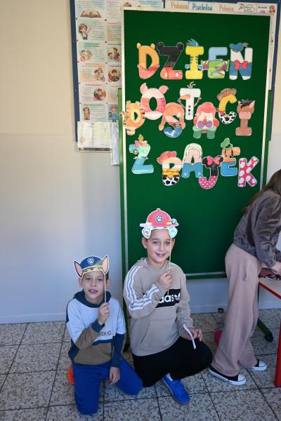 Fotobudka: dzieci stoją przebrane za postacie z bajek.