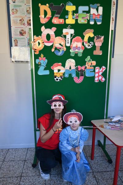 Fotobudka: dzieci stoją przebrane za postacie z bajek.