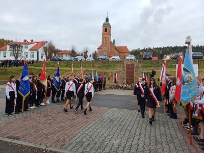 Złożenie znicza przez uczniów pod pamiątkową tablicą upamiętniającą tych, którzy walczyli w obronie Ojczyzny.