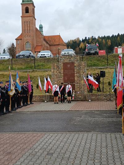 Złożenie znicza przez uczniów pod pamiątkową tablicą upamiętniającą tych, którzy walczyli w obronie Ojczyzny.
