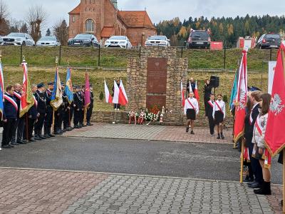 Złożenie znicza przez uczniów pod pamiątkową tablicą upamiętniającą tych, którzy walczyli w obronie Ojczyzny.