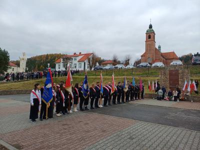 Poczty sztandarowe stoją pod pamiątkową tablicą upamiętniającą tych, którzy walczyli w obronie Ojczyzny.