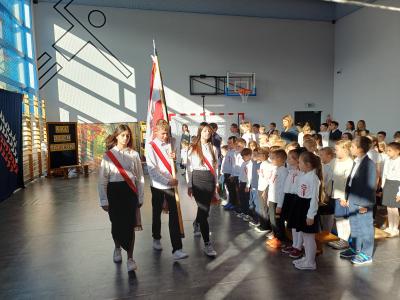 Wyprowadzenie sztandaru szkoły z sali gimnastycznej.