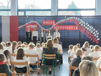 Uczniowie śpiewają na scenie.