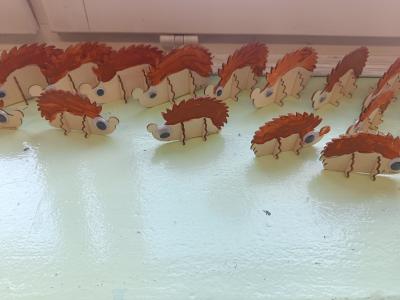 Pomalowane drewniane jeżyki.