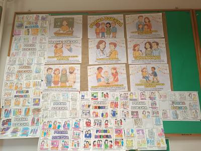 Gazetka ścienna, na której umieszczone są obrazki z prawami dziecka.