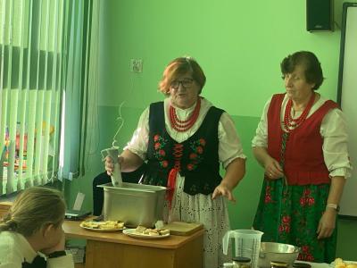 Pani z Koła Gospodyń Wiejskich robi koktajl owocowy.