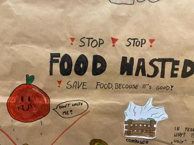 Plakat wykonany przez uczniów o niemarnowaniu żywności.