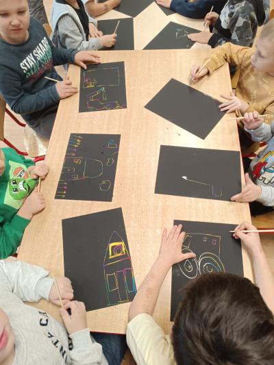 Dzieci tworzą magiczne rysunki.