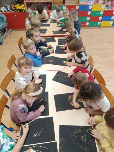 Dzieci tworzą magiczne rysunki.