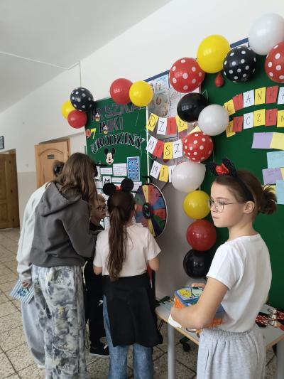 Uczniowie grają w koło fortuny.