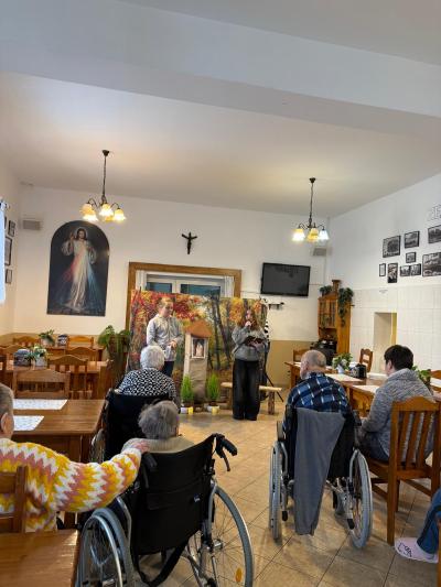 Uczennice czytają swoje kwestie, a osoby chore i starsze słuchają.