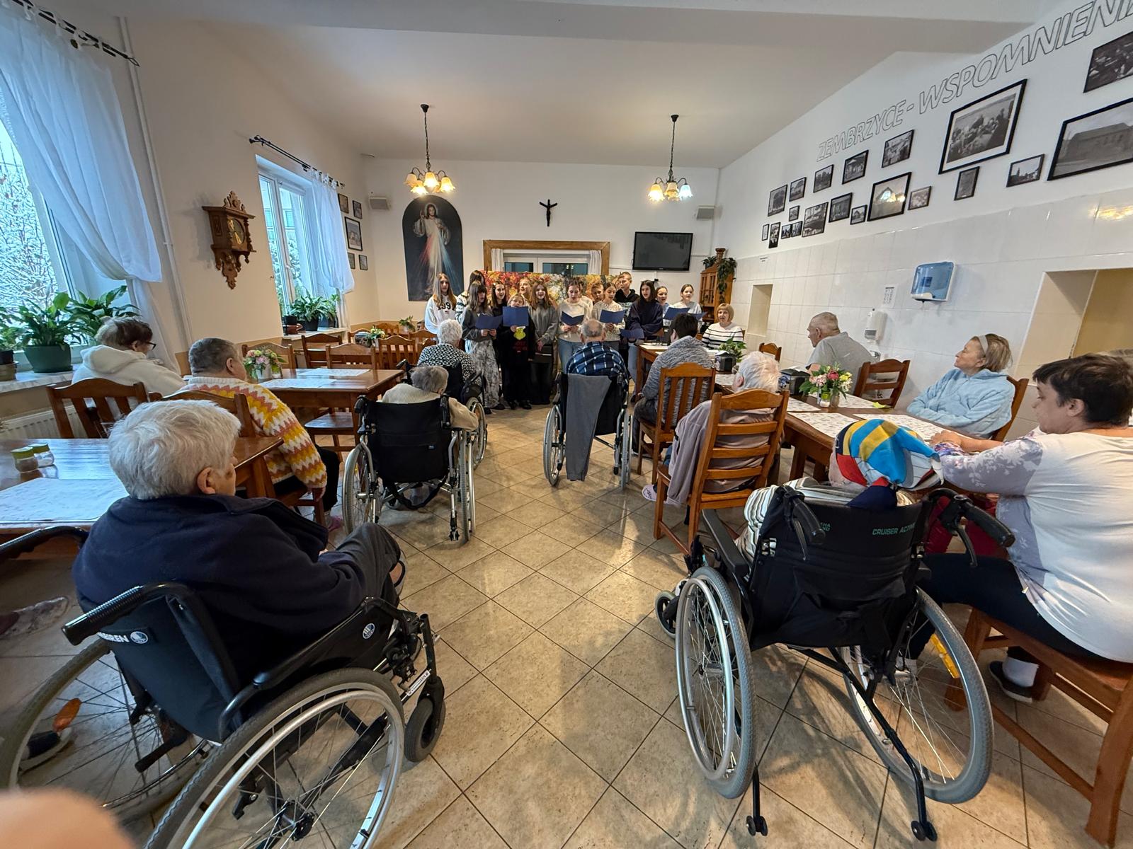 Wyjazd Szkolnego Koła Wolontariatu do Domu Wczasowo-Rehabilitacyjnego im. św. Brata Alberta Caritas Archidiecezji Krakowskiej w Zembrzycach