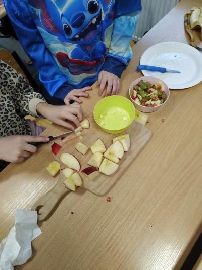 Uczeń kroi jabłko.